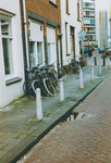 863549 Afbeelding van hinderlijk geparkeerde fietsen tegen de panden Bergstraat 1-5 in Wijk C te Utrecht, met op de ...